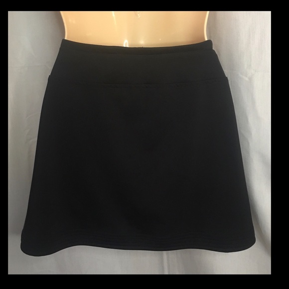 *Fila* Skort. Sports/Street Wear in B&W - Picture 5 of 10